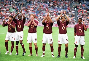 The Arsenal team clap the fans before the match. Arsenal 2: 1 Porto