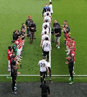 The Arsenal team form a guard of honour for Premier League Champions Manchester United