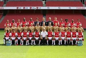 1st Team Player Images 2007-8 Collection: Arsenal Team Group with lucazade