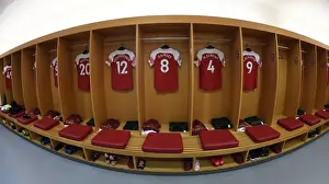 Arsenal V Fulham 2018-19 Prints: Arsenal Team Huddle: United Before Battle against Fulham (2018-19)