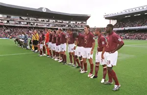 The Arsenal team lines up before the match. Arsenal 2: 0 Newcastle United