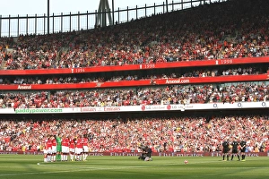 Arsenal v Fulham 2006-07 Collection: The Arsenal team pay their respects to former players Arthur Milton and Alan Ball