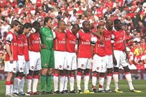 Arsenal v Fulham 2006-07 Collection: The Arsenal team pay their respects to former players Arthur Milton and Alan Ball