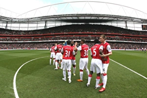 Arsenal v Liverpool 2007-08 Collection: The Arsenal team prepare for the match