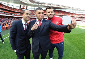 Arsenal V West Bromwich Albion 2013-14 Prints: Arsenal Triumph: Walcott, Oxlade-Chamberlain
