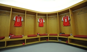 Arsenal V Everton 2016-17 Prints: Arsenal: Unity in the Changing Room Before the Battle (Arsenal vs. Everton, 2016-17)
