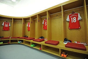 Arsenal V Everton 2016-17 Prints: Arsenal: Unity in the Changing Room Before the Battle (Arsenal vs. Everton, 2016-17)