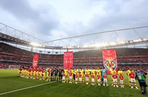 Images Dated 15th April 2009: Arsenal and Villarreal line up before the match