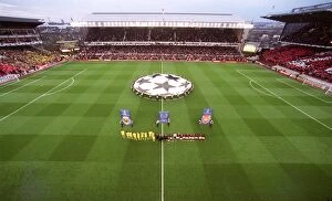 Arsenal v Villarreal 2005-6 Gallery: The Arsenal and Villarreal line up before the match, the last floodlit match at Highbury