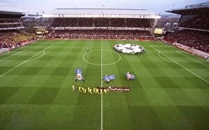 Arsenal v Villarreal 2005-6 Gallery: The Arsenal and Villarreal teams line up before the match, the last floodlit match at Highbury