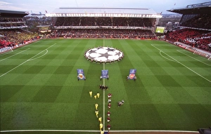Arsenal v Villarreal 2005-6 Gallery: The Arsenal and Villarreal teams walk out before the match, the last floodlit match at Highbury