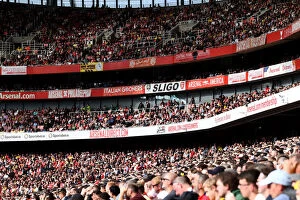 Arsenal v Chelsea 2021-22 Collection: Arsenal vs Chelsea: Passionate Fans Clash at Emirates Stadium, Premier League 2021-22