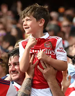 Arsenal vs. Everton: Passionate Fan Moment at Emirates Stadium (2021-22)
