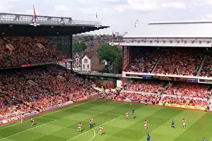 Arsenal vs Leicester City Showdown: FA Premiership Battle at Arsenal Stadium, May 15, 2004