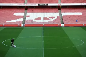 Arsenal V Manchester United 2013-14 Prints: Arsenal vs Manchester United: Preparing the Battlefield at Emirates Stadium