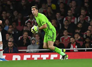 Arsenal vs. Nottingham Forest: Emi Martinez in Carabao Cup Action at Emirates Stadium