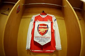 Arsenal vs PSG: Champions League Match Pennant in Arsenal Changing Room (2016-17)