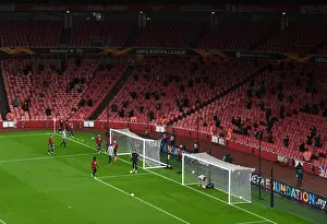 Arsenal vs Rapid Wien at Emptied-Out Emirates Stadium: Fans Watch Team Warm-Up during UEFA Europa League Match Amidst Coronavirus Restrictions (December 2020)
