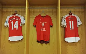 Arsenal V Stoke City 2015-16 Prints: Arsenal vs Stoke City: Save the Children Warm-Up (2015-16) - Footballers Wear Charity Tops Before Match