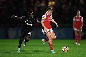 Arsenal vs. West Ham United: A Fight for Supremacy in the Barclays Women's Super League - Battle for Possession