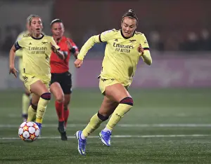 Arsenal WFC's Caitlin Foord Battles for Possession in UEFA Women's Champions League Match against HB Koge