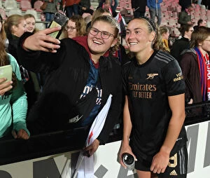 Images Dated 28th September 2022: Arsenal Women Celebrate UEFA Champions League Qualification with Amsterdam Fans