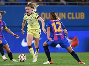 Barcelona v Arsenal Women 2021-22 Collection: Arsenal Women Face Off Against Barcelona in UEFA Champions League Clash