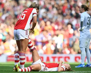 Arsenal Women: Katie McCabe Supports Beth Mead Through Cramp During Arsenal vs Chelsea Match