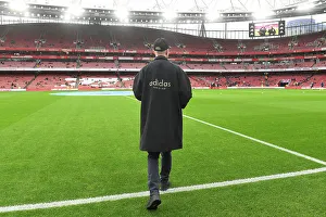Arsenal Women vs Chelsea Women: Manager Jonas Eidevall Inspects Emirates Stadium Pitch Ahead of Barclays Super League Clash (2023-24)