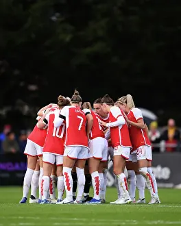 Arsenal Women vs Manchester City: Second-Half Team Huddle - Boosting Morale in the Barclays WSL 2023-24
