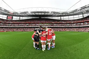 Arsenal Women's Pre-Match Huddle: Unity Before Battle Against Liverpool at Emirates Stadium