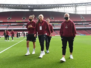Images Dated 5th September 2021: Arsenal Women's Squad Unites Before Kick-off Against Chelsea Women (2021-22 FA WSL)
