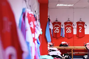 Tottenham Hotspur Women V Arsenal Women 2022-23 Prints: Arsenal Women's Team: Preparing for Battle against Tottenham Hotspur in FA WSL (FA Women's Super League)
