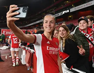 Arsenal Women's Victory: Lia Walti and Fans Celebrate at Emirates Stadium