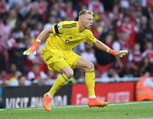 Arsenal's Aaron Ramsdale in Action: Arsenal vs. Fulham, 2022-23 Premier League