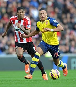 Images Dated 25th October 2014: Arsenal's Alex Oxlade-Chamberlain Outmaneuvers Sunderland's Patrick van Aanholt