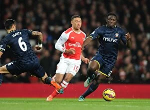 Images Dated 3rd December 2014: Arsenal's Alex Oxlade-Chamberlain Outmaneuvers Southampton's Jose Fonte and Victor Wanyama