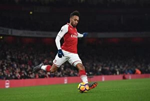 Arsenal v Manchester City 2017-18 Collection: Arsenal's Aubameyang Readies for Premier League Battle Against Manchester City