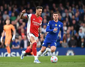 Arsenal's Ben White Outmaneuvers Chelsea's Mason Mount in Premier League Clash