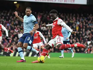 Arsenal's Bukayo Saka Clashes with Brentford's Ethan Pinnock in Premier League Showdown