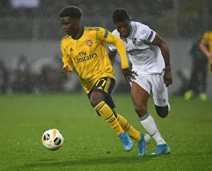 Arsenal's Bukayo Saka Outmaneuvers Vitoria Guimaraes Mikel Agu in UEFA Europa League Clash