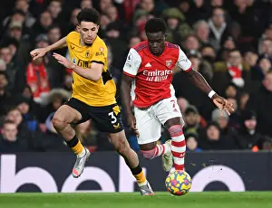 Arsenal's Bukayo Saka Outmaneuvers Wolves Rayan Ait-Nouri in Premier League Clash
