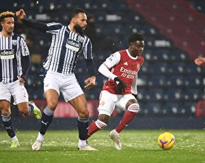 Images Dated 2nd January 2021: Arsenal's Bukayo Saka Outsmarts Kyle Bartley: Premier League Thriller