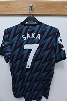 Arsenal's Bukayo Saka: Pre-Match Preparation at Wolverhampton Wanderers Molineux