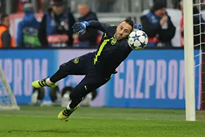 Arsenal's David Opsina Warming Up Ahead of Bayern Munich Clash in Champions League