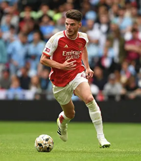 Arsenal's Declan Rice Goes Head-to-Head Against Manchester City in 2023-24 FA Community Shield