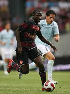 Arsenal's Eboue Clashes with Ledesma in Amsterdam Tournament: Arsenal 2:1 Lazio (Day 1, Amsterdam ArenA, 2/8/07)