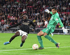PSV Eindhoven v Arsenal 2022-23 Collection: Arsenal's Eddie Nketiah Closes In on PSV Goalkeeper during Europa League Clash
