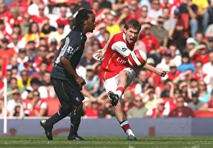 Arsenal's Hleb vs. Gardner: A Battle in Arsenal's 2-1 Win Over Bolton, FA Premiership, Emirates Stadium, London, 14/4/2007