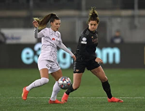 Images Dated 21st December 2022: Arsenal's Jennifer Beattie Closes In on FC Zurich's Seraina Piubel in UEFA Champions League Action